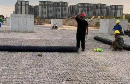 矿区土工格栅铺设前地基要怎么处理？